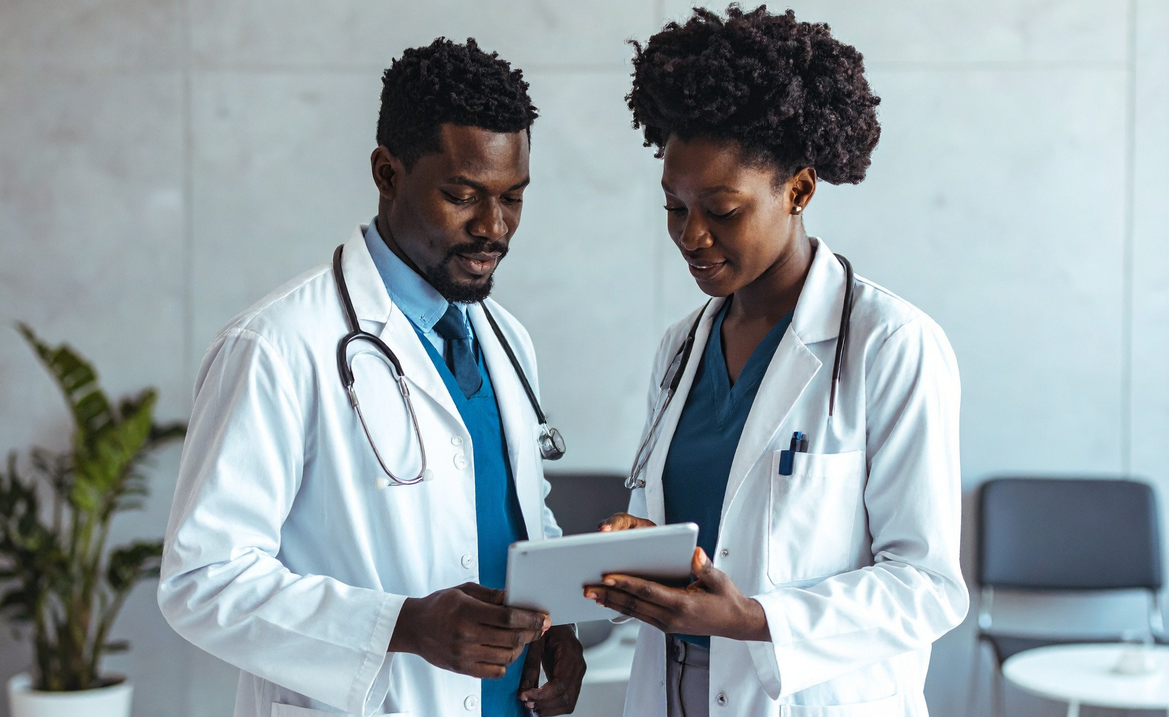 Doctors using the Mediris EMR and consulting